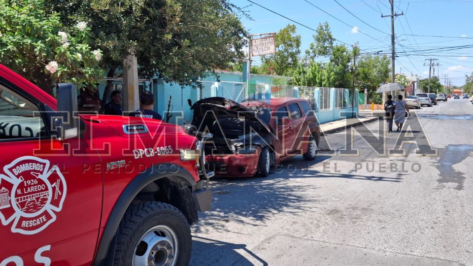 Los bomberos de la ciudad llegaron al sitio, encontrándose con un incendio descontrolado en la unidad