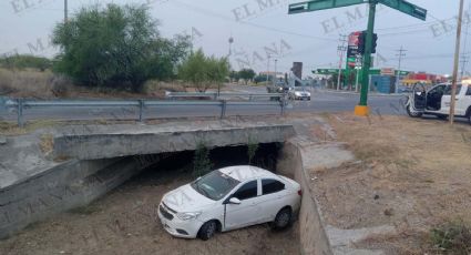 Nuevo Laredo: 'amanece' DiDi en canal del bulevar Colosio; chofer abandonó el carro