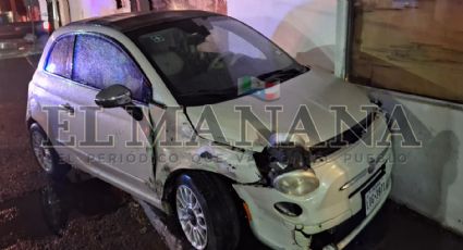 Aparatoso choque en pleno centro de Nuevo Laredo: auto Fiat destrozado y un herido