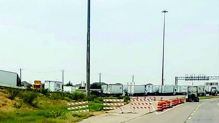 Por pruebas, largas filas en Puente 3; operadores denuncian caos en revisiones