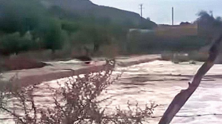 Familia es arrastrada por arroyo crecido; no han logrado encontrar a ninguno de sus integrantes