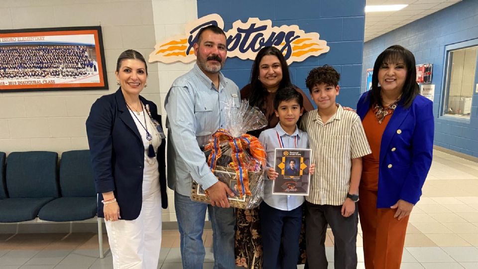 Acompañado de sus padres, Abeer Alhaddad y José M. Garza, y de su hermano mayor Adam, Aaron recibió además una canasta de regalo de parte del distrito escolar