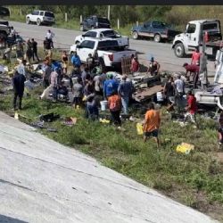 Vuelca tráiler cargado de aguacates en Reynosa; ¡saquean carga en 30 minutos!