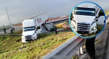 Impactante accidente en García: tráiler pierde control y queda colgado en puente