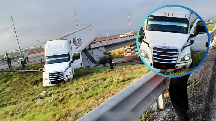 Impactante accidente en García: tráiler pierde control y queda colgado en puente