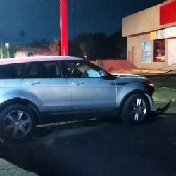 Se fue la luz en todo el barrio: camioneta derriba poste a exceso de velocidad en Nuevo Laredo