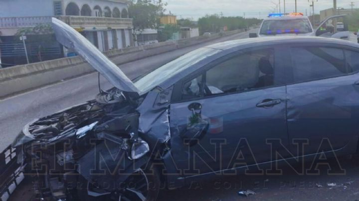 Tráiler embiste salvajemente a hombre y su Versa en la Carretera Aeropuerto; lo dejó a su suerte