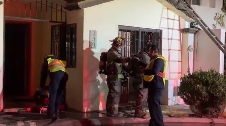 Bomberos rescatan a dos 'roomies' tras incendio en vivienda; las despertó el humo