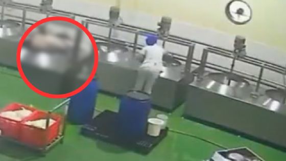 Empleada muere tras quedar enganchada a mezcladora; así fueron sus últimos segundos con vida | VIDEO