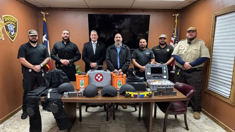 Recibe unidad SWAT del Condado de Zapata armamento, equipo médico y capital