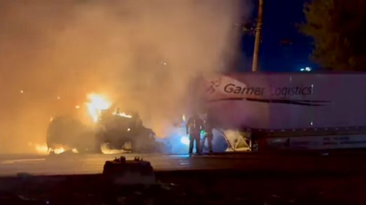 Fuego consume cabina de tractocamión en Nuevo León; chofer alcanzó a salir entre las llamas | VIDEO