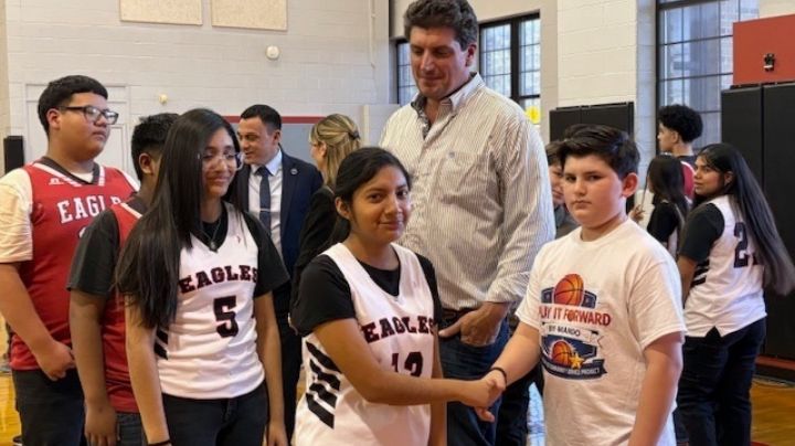 Pequeño estudiante de quinto grado dona 100 balones de basquetbol; beneficia a escuelas de LISD
