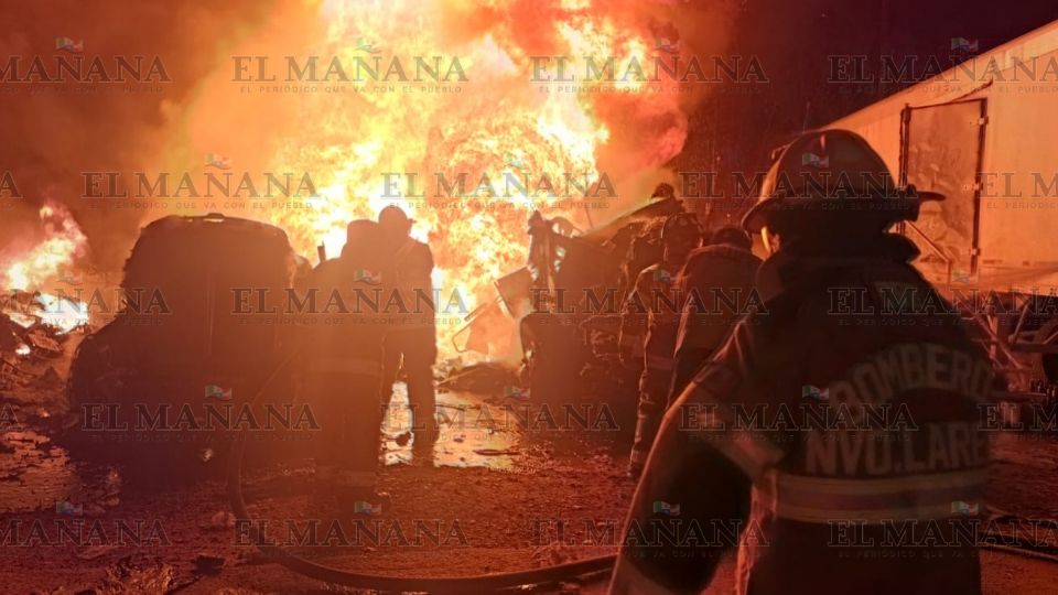 Fuego consume tráileres en Nuevo Laredo