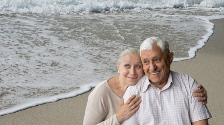 Abuelitos jugando en el mar causan ternura en redes; demuestran que para el amor no hay edad | VIDEO