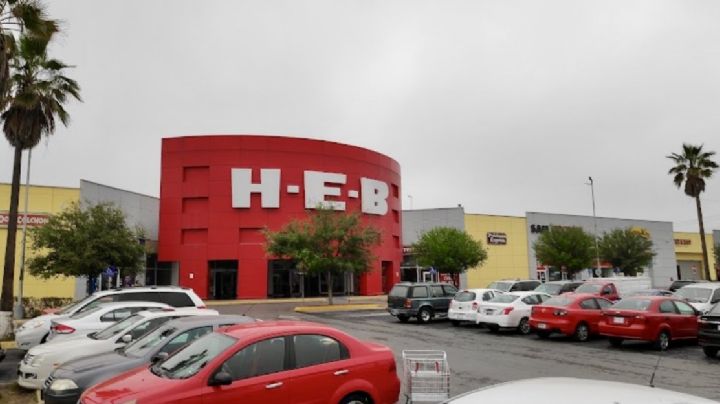 Ataque a balazos en estacionamiento de HEB deja dos heridos; clientes se refugian en bodega | VIDEO