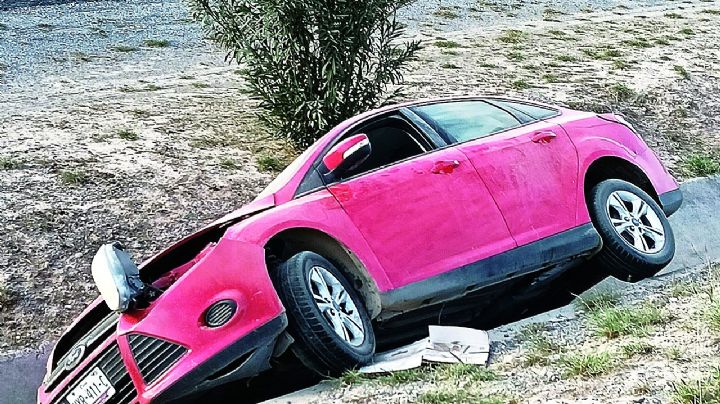 Conductor acelerado pierde el control y cae al fondo de una zanja en el bulevar Colosio; huyó