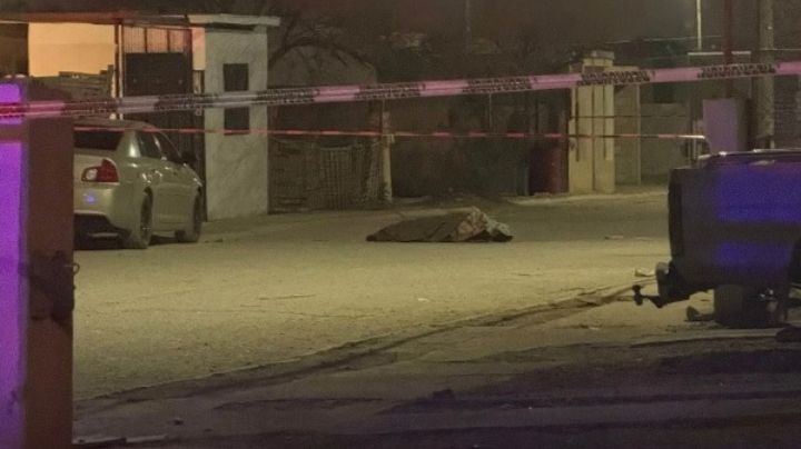 Mujer sale rumbo a su trabajo y encuentra un cadáver encobijado frente a su casa