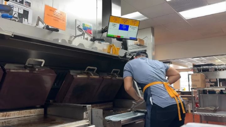 Exestrella del futbol sorprende al trabajar en un McDonald’s; tuvo que aprender a freír papas