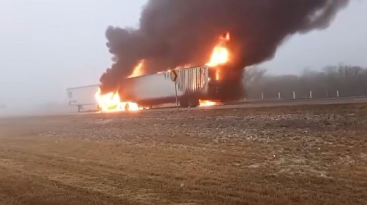 Accidente colapsa la Autopista Monterrey-Nuevo Laredo; tráiler acaba calcinado