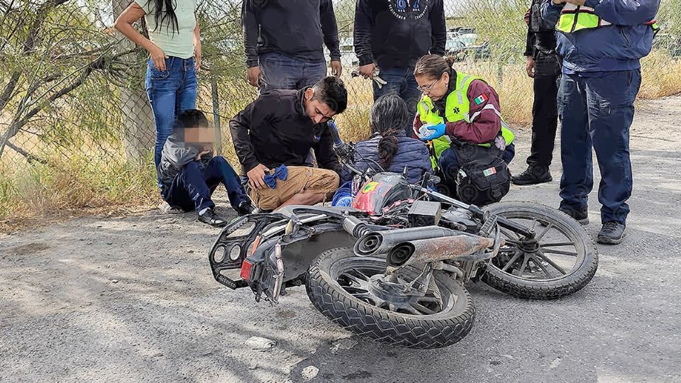 Elementos de auxilio atendieron a la familia lesionada.