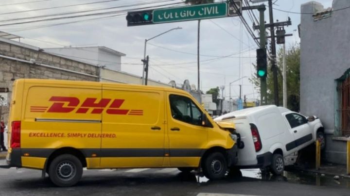 Conductor se pasa el semáforo y camioneta DHL lo estrella contra vivienda en Monterrey