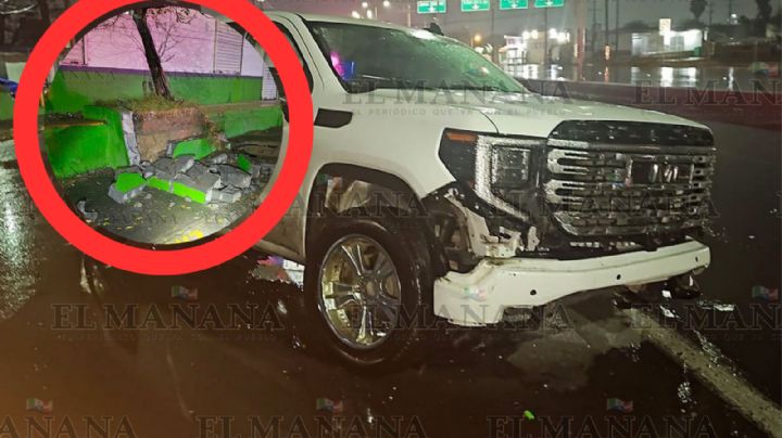 Flamante camioneta choca contra negocio y queda destrozada en Calzada de los Héroes en Nuevo Laredo