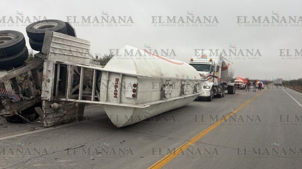 Tráiler suelta tolva en Nuevo Laredo