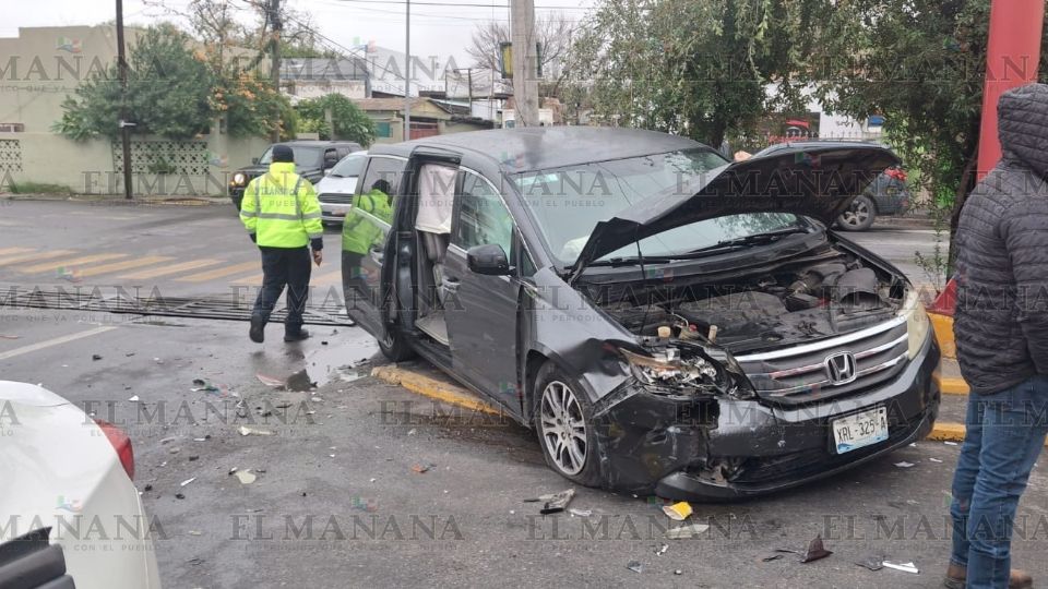 Conductor se pasa el alto y choca camioneta
