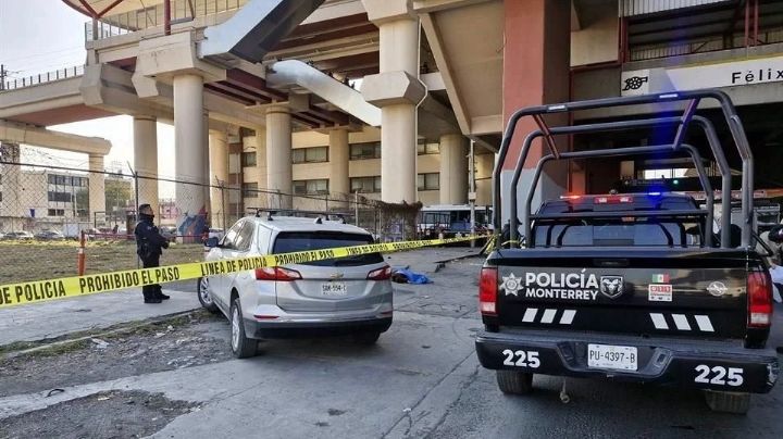 Mujer sale por ‘la puerta falsa’ y se lanza del Metro en Monterrey; cayó de más de 10 metros de altura