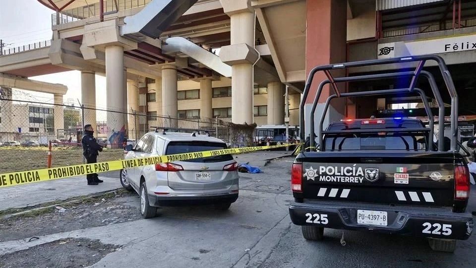 Cae mujer del Metro en Monterrey
