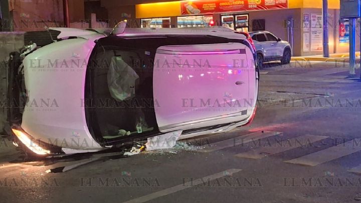 Choque entre mujeres termina en aparatosa volcadura en la colonia Guerrero