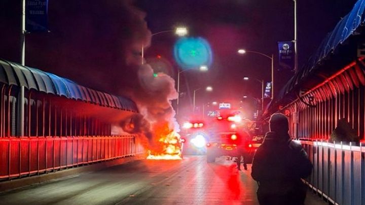 Auto deportivo arde y estalla en llamas en el Puente Internacional I; conductor se salva de milagro | VIDEO
