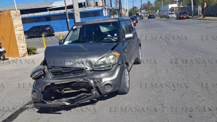DiDi se estrella contra auto en la colonia Campestre; casi lo mete a una casa del golpe