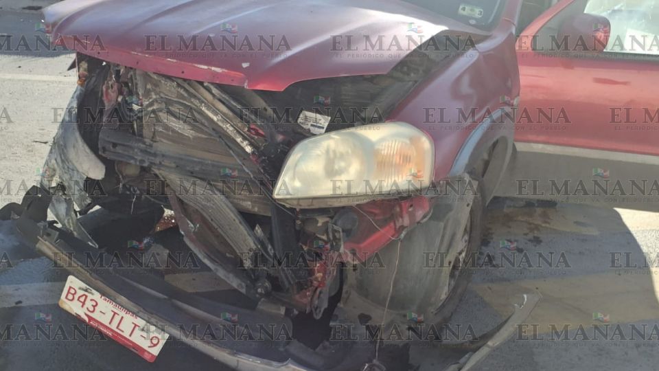 Honda Civic se pasa alto y provoca choque
