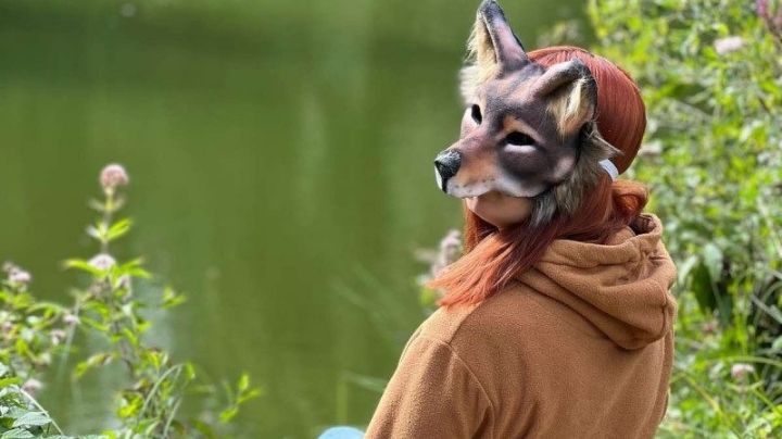 Mujer camina en cuatro patas y ladra como perro; se identifica como pastor belga | VIDEO