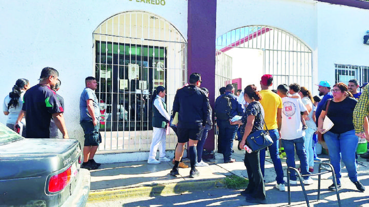 Contribuyentes 'madrugan' en la Oficina Fiscal; saturan sistema por pagos