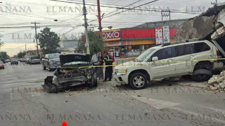 Dos camionetas se estrellan en Niños Héroes y Perú; destruyen negocio de vidrios