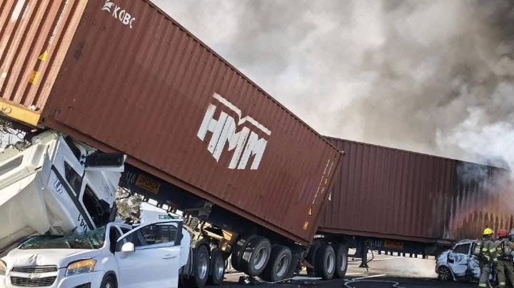 Terrible carambola en la México-Querétaro deja al menos un muerto; tráiler se impacta con 8 vehículos | VIDEO