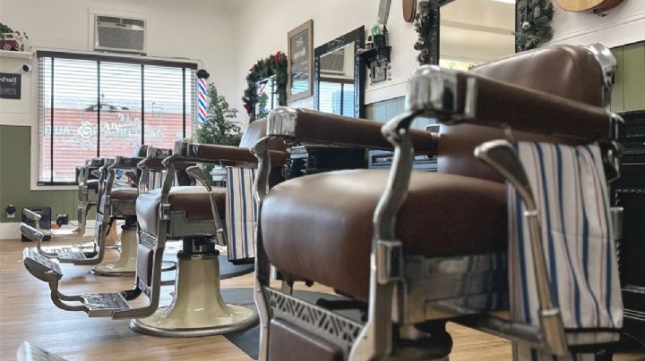 Barberos y estilistas en Texas enfrentan un nuevo requisito que podría costarle el trabajo a miles