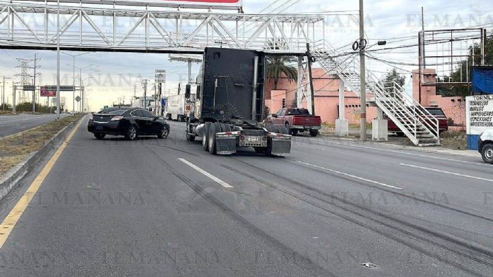 Tráiler se impacta con automovilista y lo arrastra varios metros en la Carretera Nacional