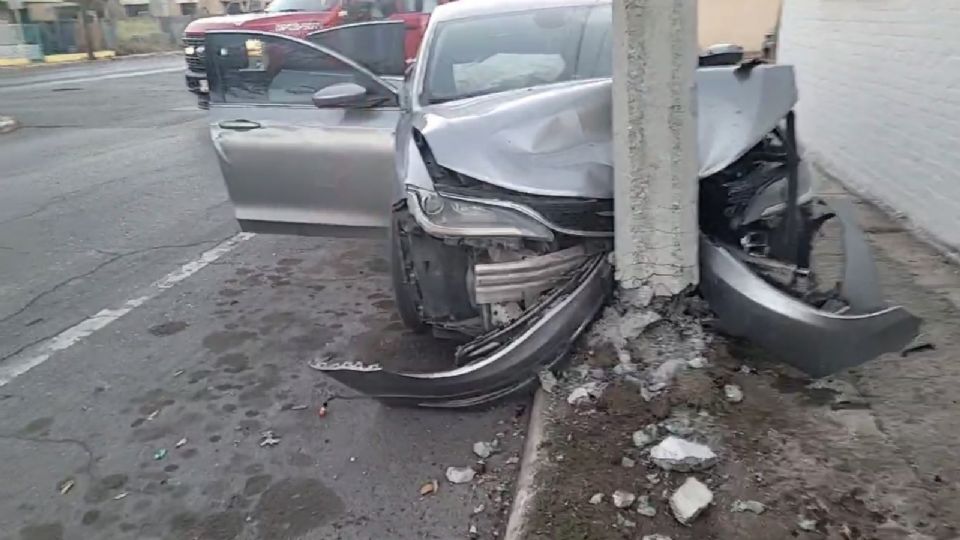 Hombre choca contra poste de concreto
