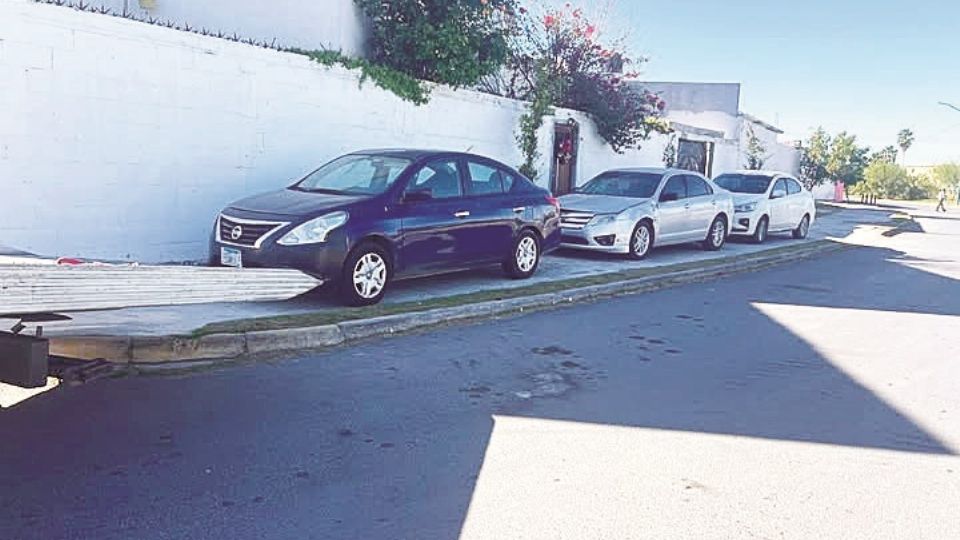 Las aceras no deben utilizarse como áreas de estacionamiento, al poner en riesgo a los peatones.