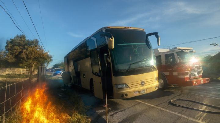 Camión se incendia en Carretera Nacional en Nuevo León; así se dieron cuenta los pasajeros