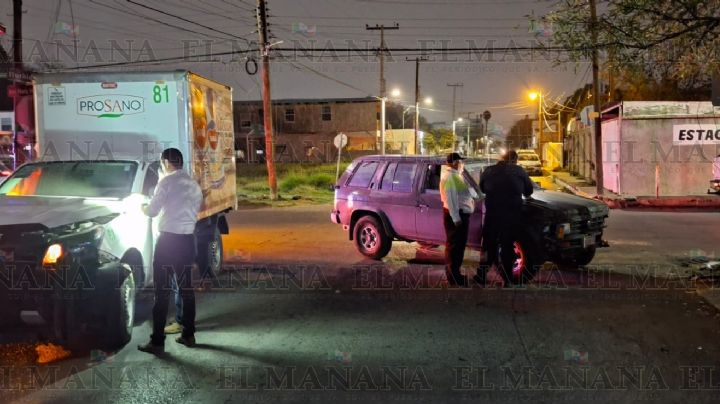 Karen no llega a su trabajo tras accidente vial en la Morelos; camión se le atravesó sin precaución