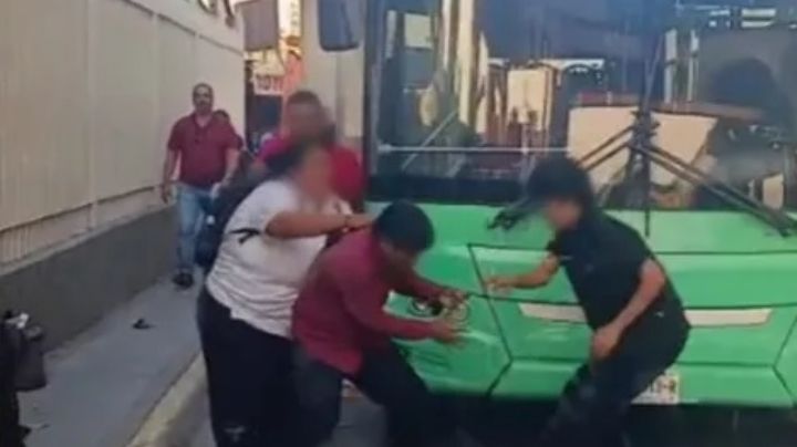 Chofer e inspector de camión se enfrentan a golpes por el amor de una mujer en Nuevo León | VIDEO