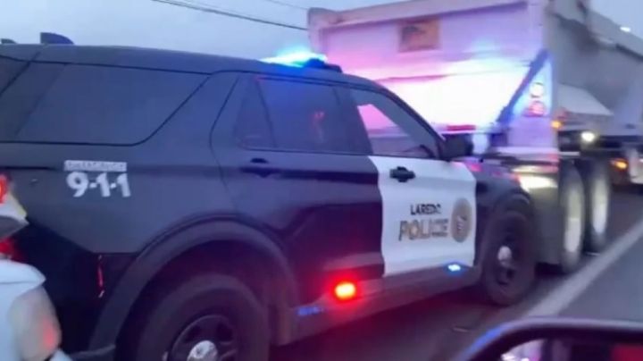 Mujer ebria choca patrulla que infraccionaba tráiler en Laredo; oficial termina hospitalizado
