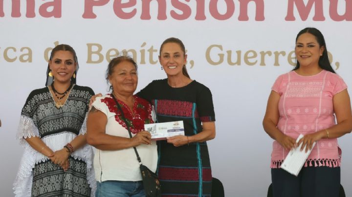 Claudia Sheinbaum entrega tarjetas de la Pensión Mujeres Bienestar; 74 mil beneficiadas en Guerrero