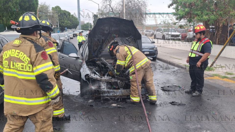 Auto incendiado en Nuevo Laredo.