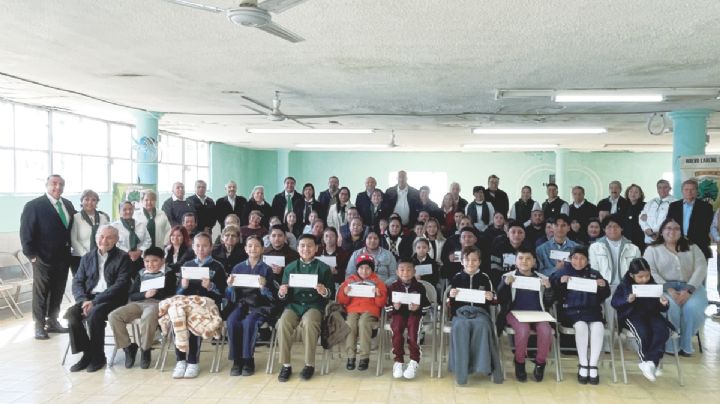Apuestan por estudiantes de Nuevo Laredo; entregan becas