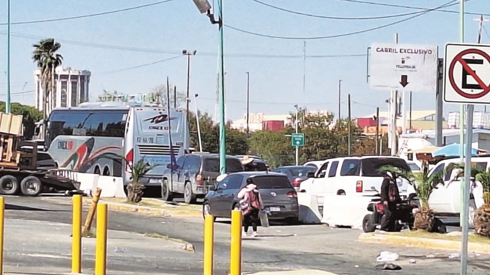 Algunas personas tardaron hasta una hora con 40 minutos para cruzar a Laredo, Texas